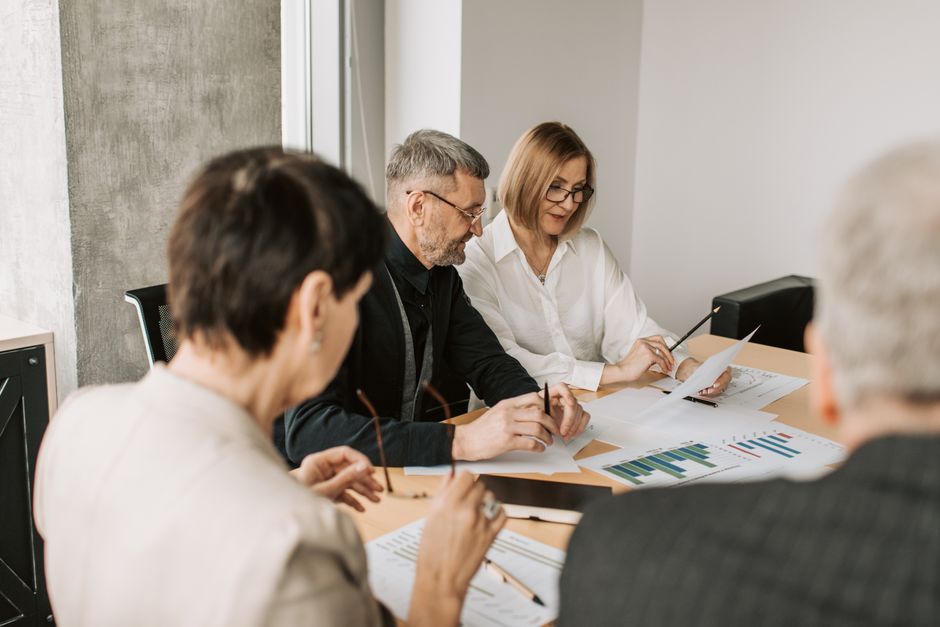 Team of professionals u uredu analizira financijske dokumente