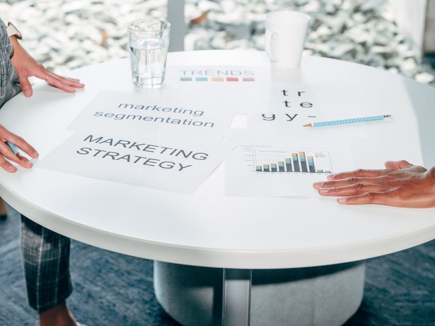 Dva stručnjaka razrađuju marketinšku strategiju i segmentaciju za okruglim stolom
