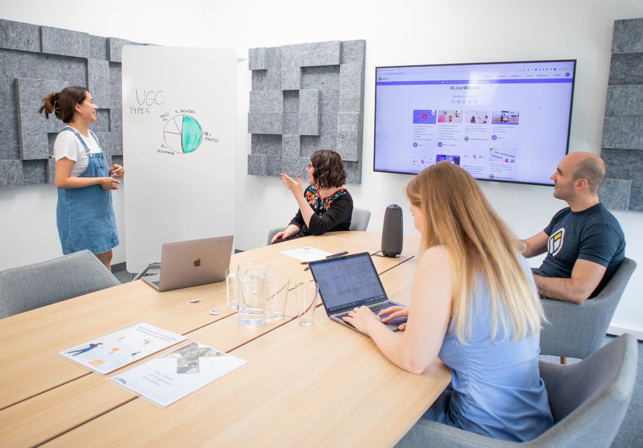 Team koji suradnjuju u modernom uredu s prezentacijama, fokus na marketinške strategije